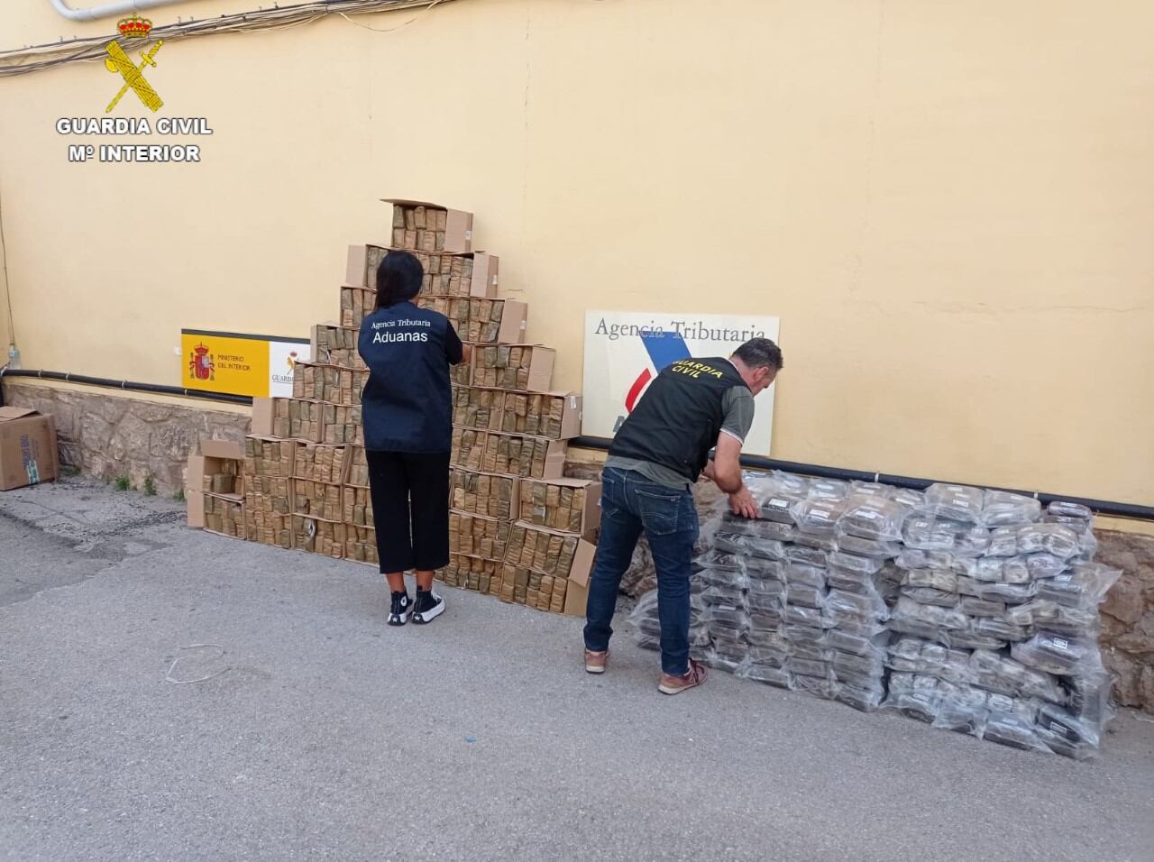 La Guardia Civil junto a la Agencia Tributaria Aduanas inspecciona el hachís