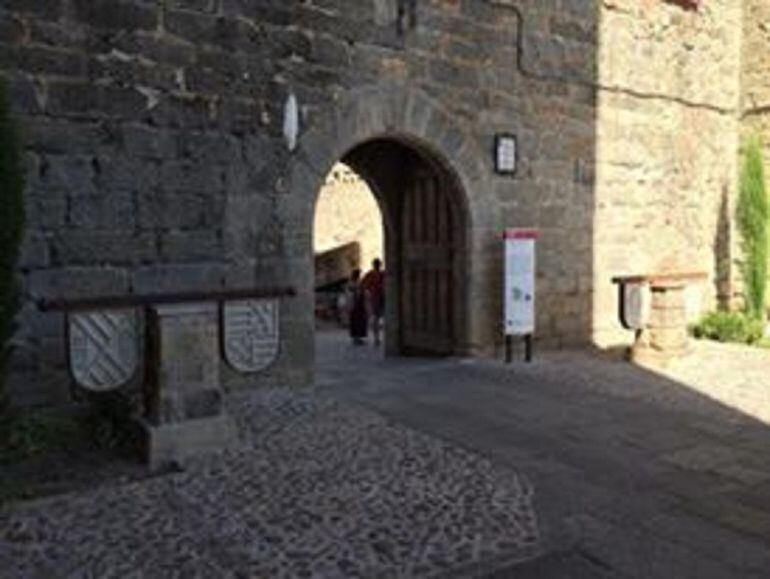 Portada del castillo con los escudos