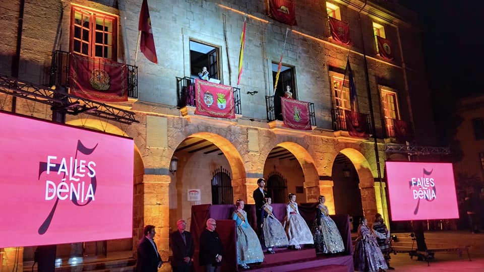 Las Falleras Mayores de Dénia desde los balcones del ayuntamiento.