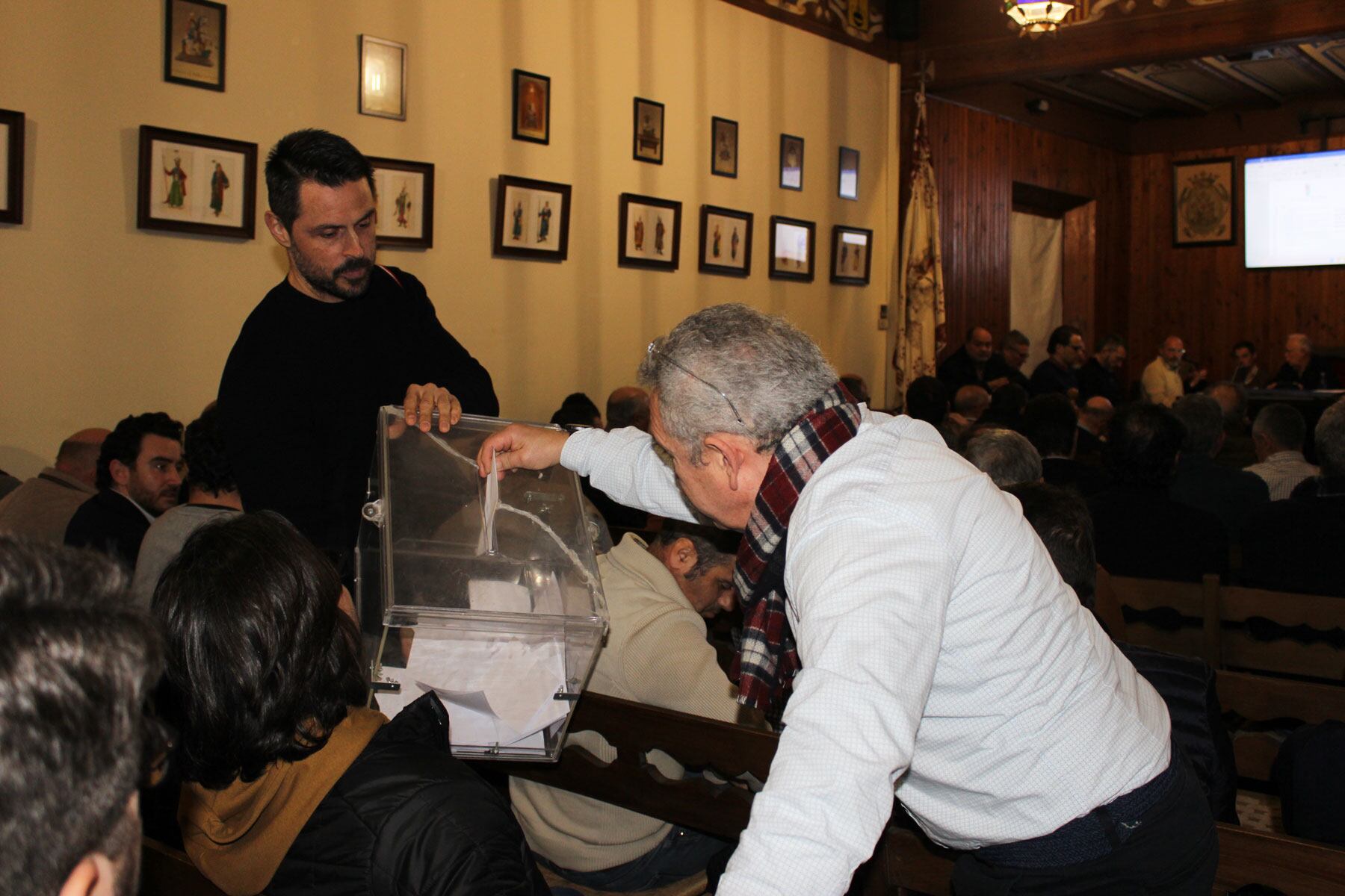 Un instante de la votación en la que se ha aprobado que el exvicepresidente Paco Campos sea nuevo Conseller de Honor de la Asociación