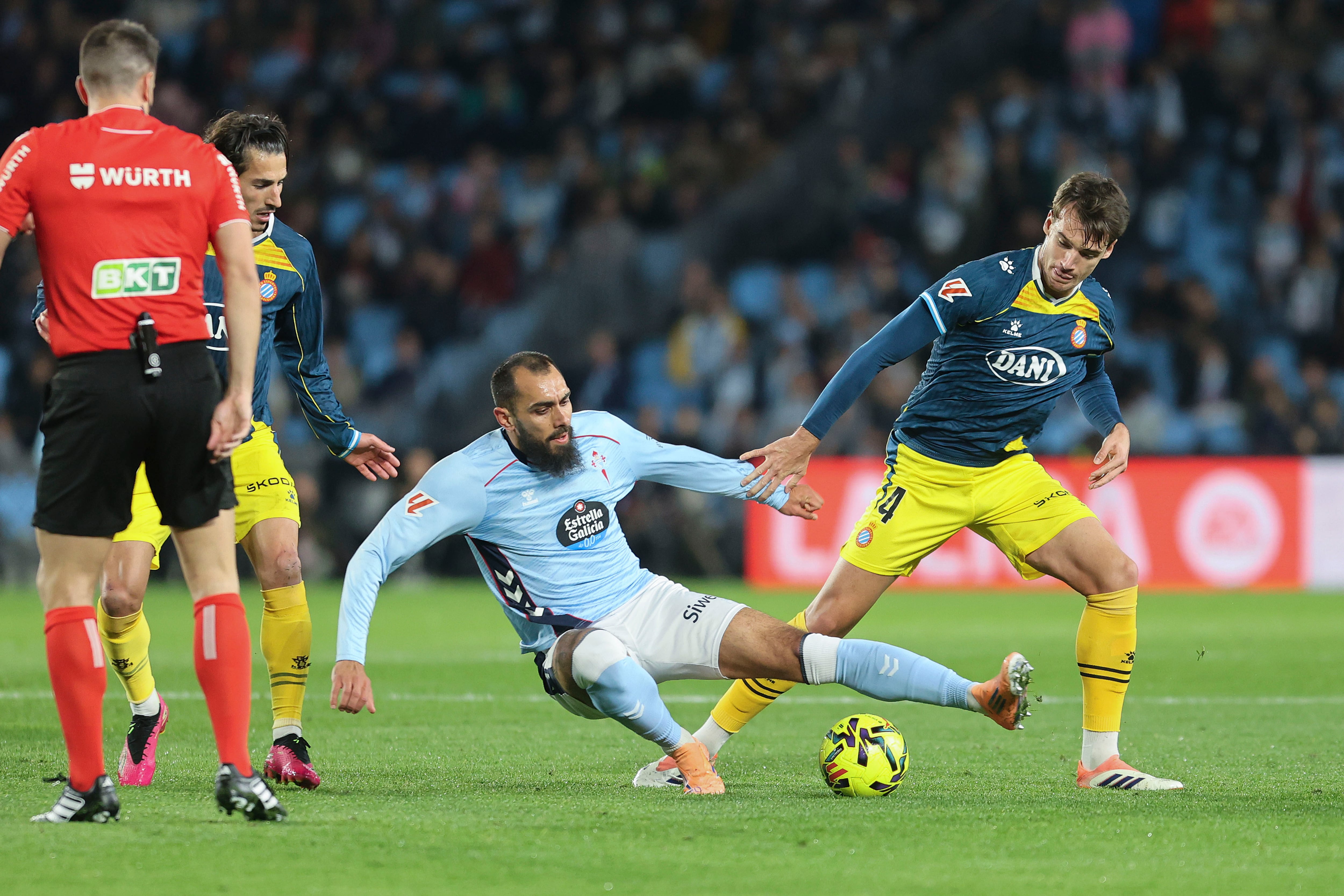 VIGO (PONTEVEDRA), 30/11/2025.- El delantero del Celta Borja Iglesias (c) disputa un balón con el centrocampista del Espanyol Ramón Terrats (d) durante el partido de LaLiga entre RC Celta de Vigo y RCD Espanyol celebrado este domingo en el Estadio de Balaídos, en Vigo. EFE/ Salvador Sas
