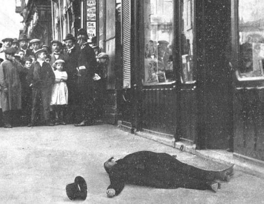 Fotograma del cortometraje que recrea el asesinato de José Canalejas frente a la librería San Martín de la Puerta del Sol.