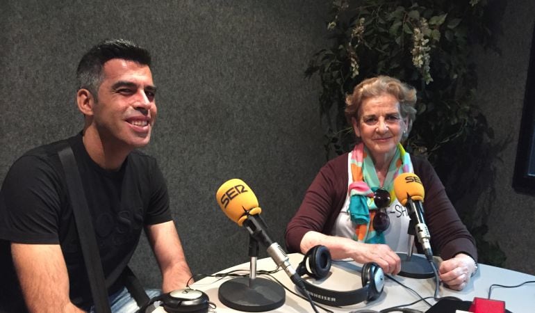 Roberto junto a su madre Lola durante la entrevista 