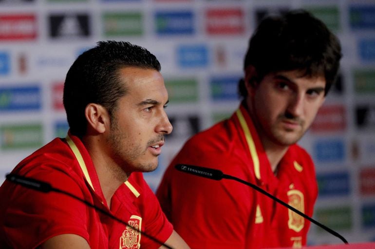 Los jugadores de la selección española Mikel San José y Pedro Rodríguez  durante la rueda de prensa ofrecida 