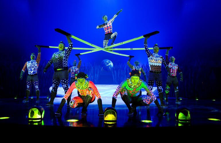 Uno de los números finales de 'Tótem', protagonizado por astronautas.