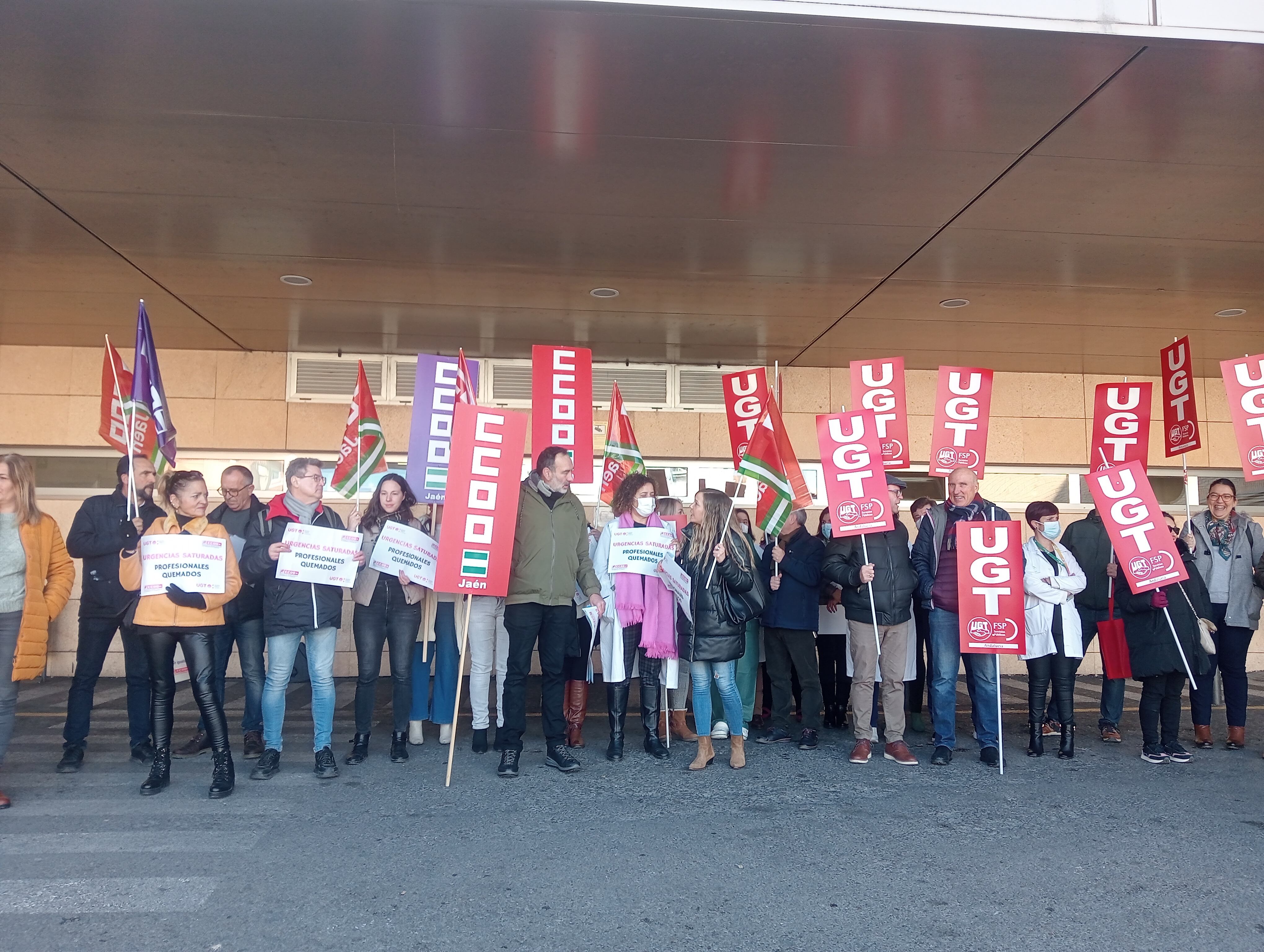 Concentración de UGT y CCOO en la puerta de Urgencias del Médico Quirúrgico de Jaén