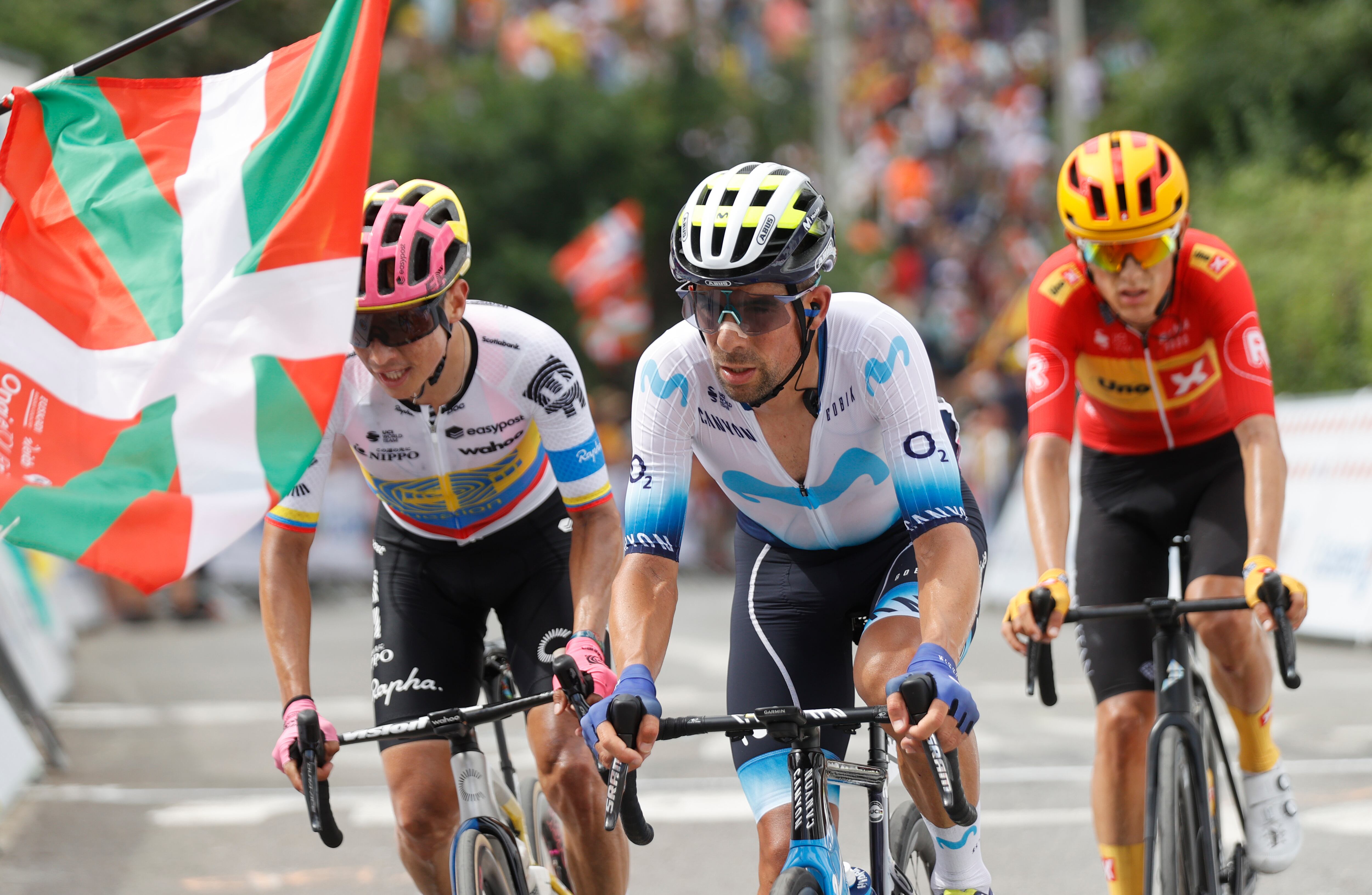 GRAFCAV168. BILBAO, 01/07/2023.-El corredor del movistar Nelson Oliveira (c) sube el puerto de Pike, durante la primera etapa del Tour de Francia, en Bilbao. EFE/Luis Tejido
