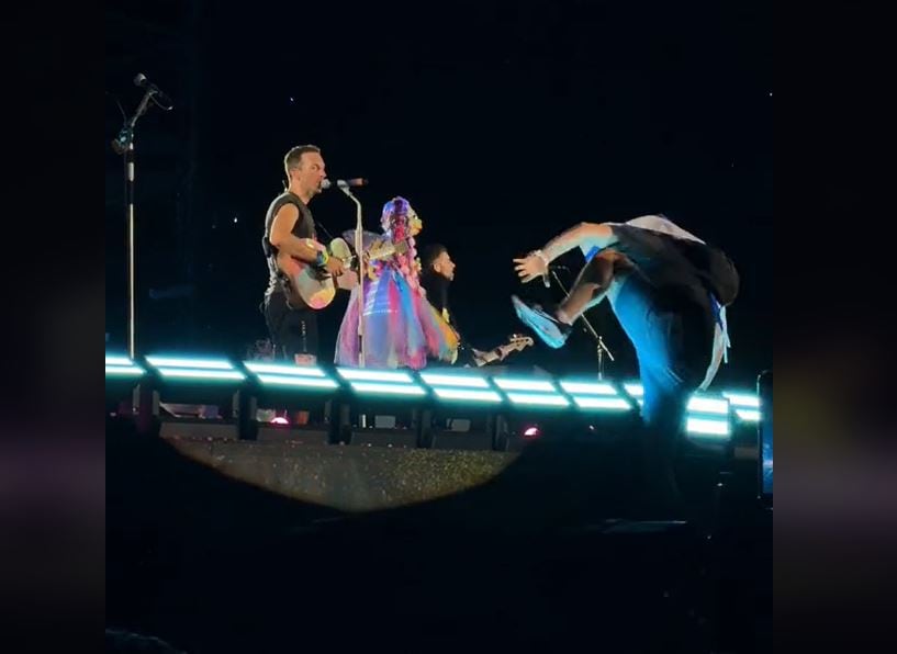 Coldplay detiene en seco su actuación tras la caída de un fan que intentó subir al escenario con una bandera de Israel