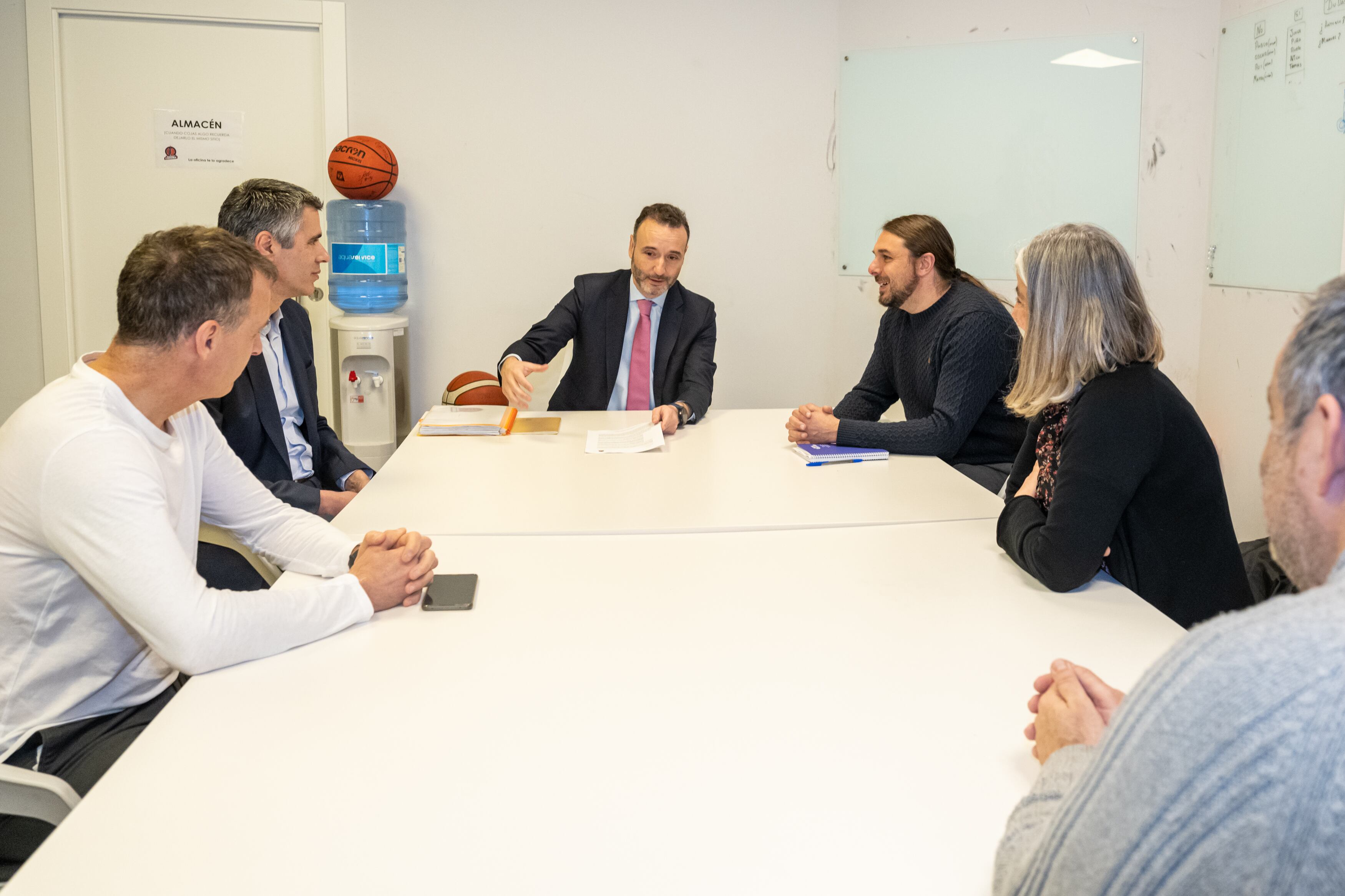 El candidato de Marea Atlántica, Xan Xove, se reúne con el presidente del Básquet Coruña, Roberto Cibeira