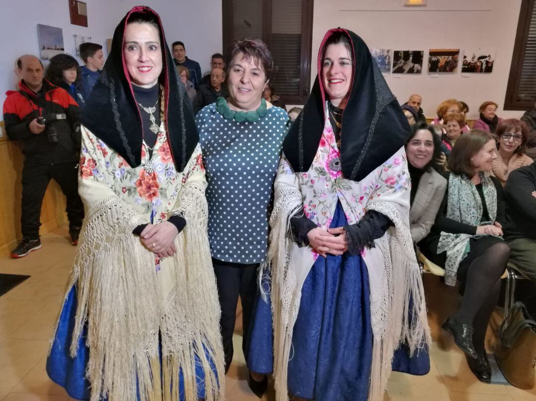 Aguederas de Zamarramala junto a la alcaldesa Clara Luquero