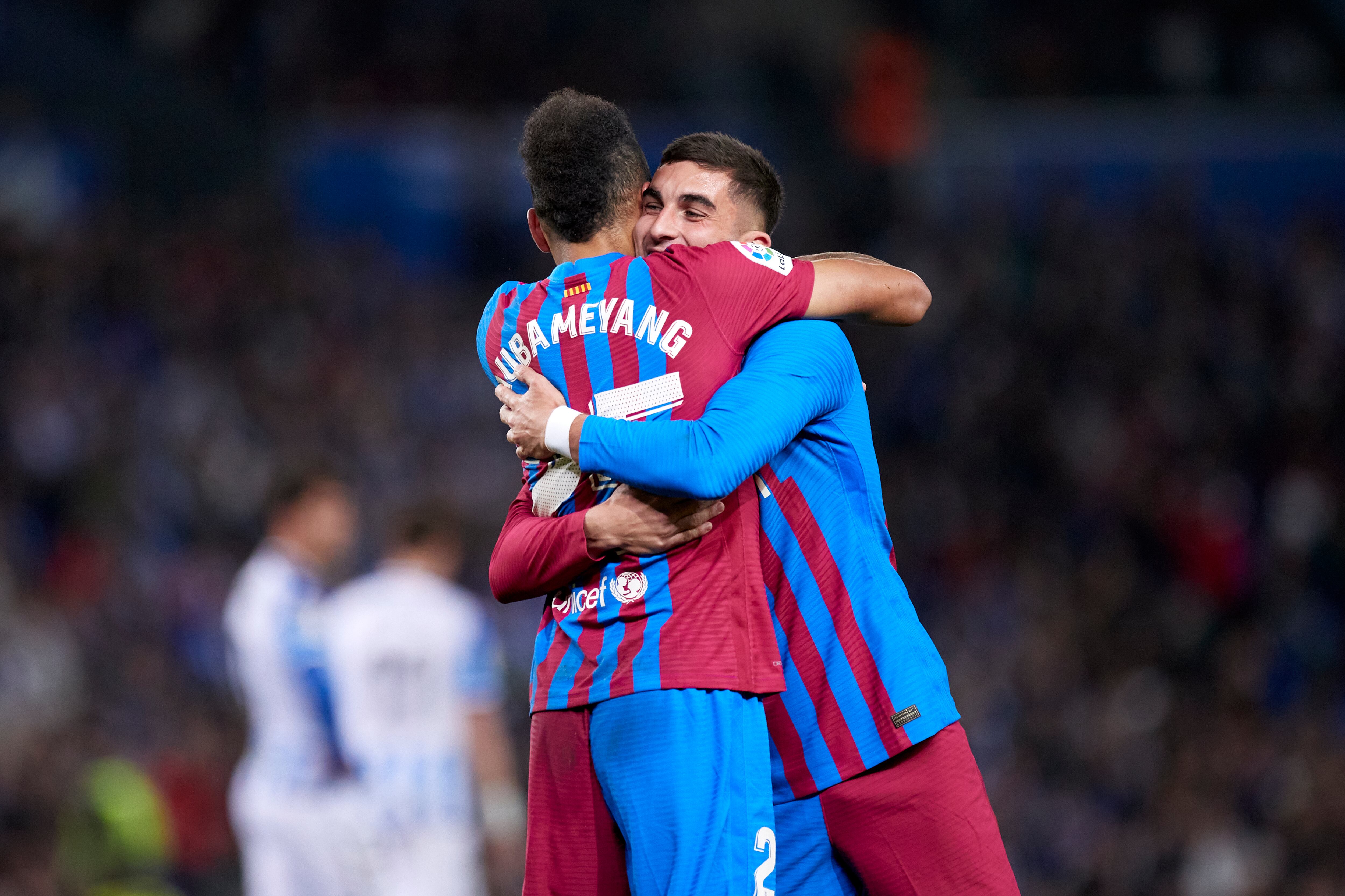 Aubameyang y Ferran Torres celebran el gol en Anoeta.