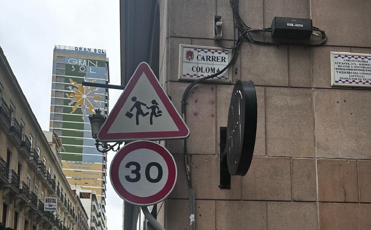 Uno de los sonómetros rotos en el centro de Alicante que denuncia el PSOE