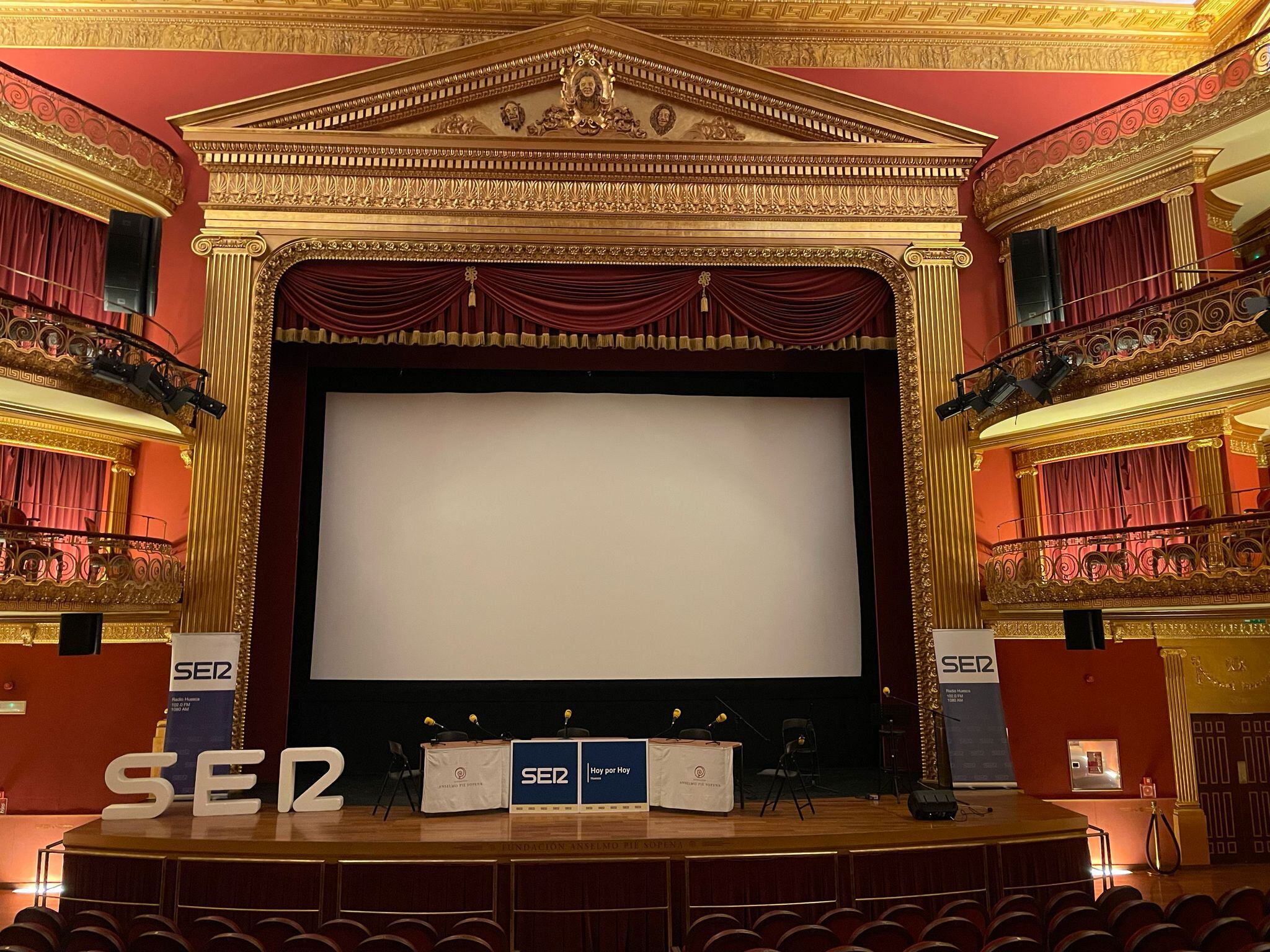 Todo listo en el Teatro Olimpia para la grabación del programa especial del Día Mundial de la Radio