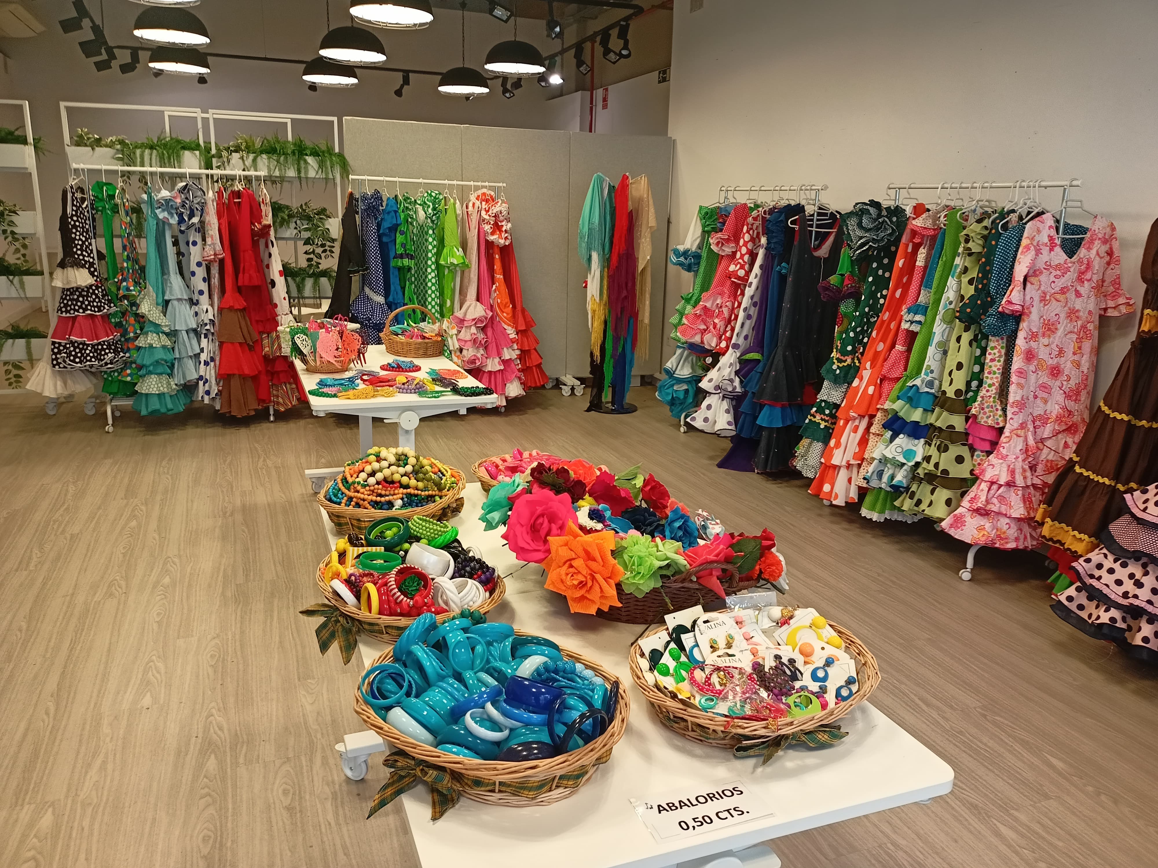 Mercadillo de trajes de flamenca en Luz Shopping Jerez