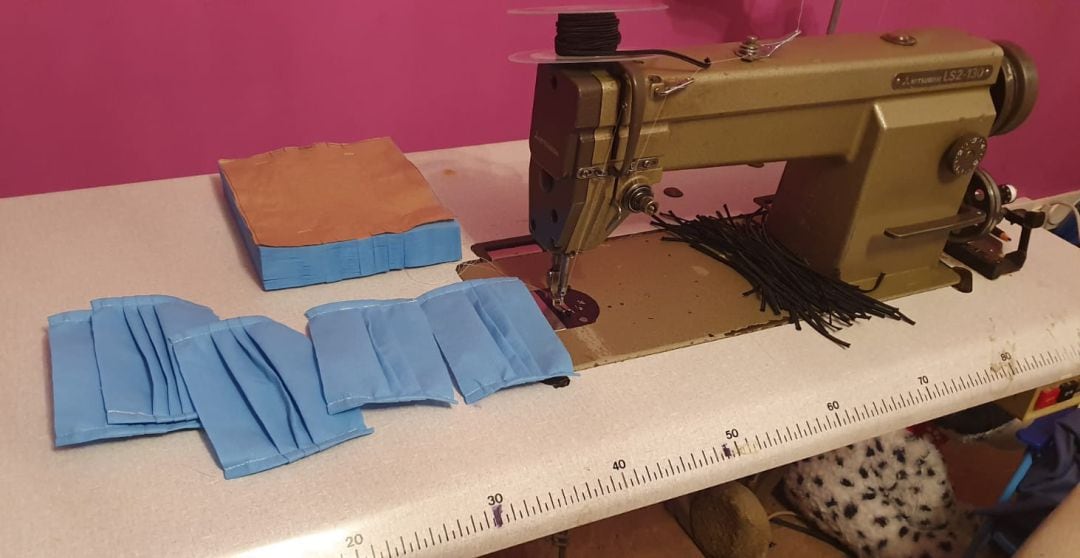 Imagen de una de las voluntarias que está fabricando mascarillas para el Hospital de Valdepeñas (Ciudad Real)