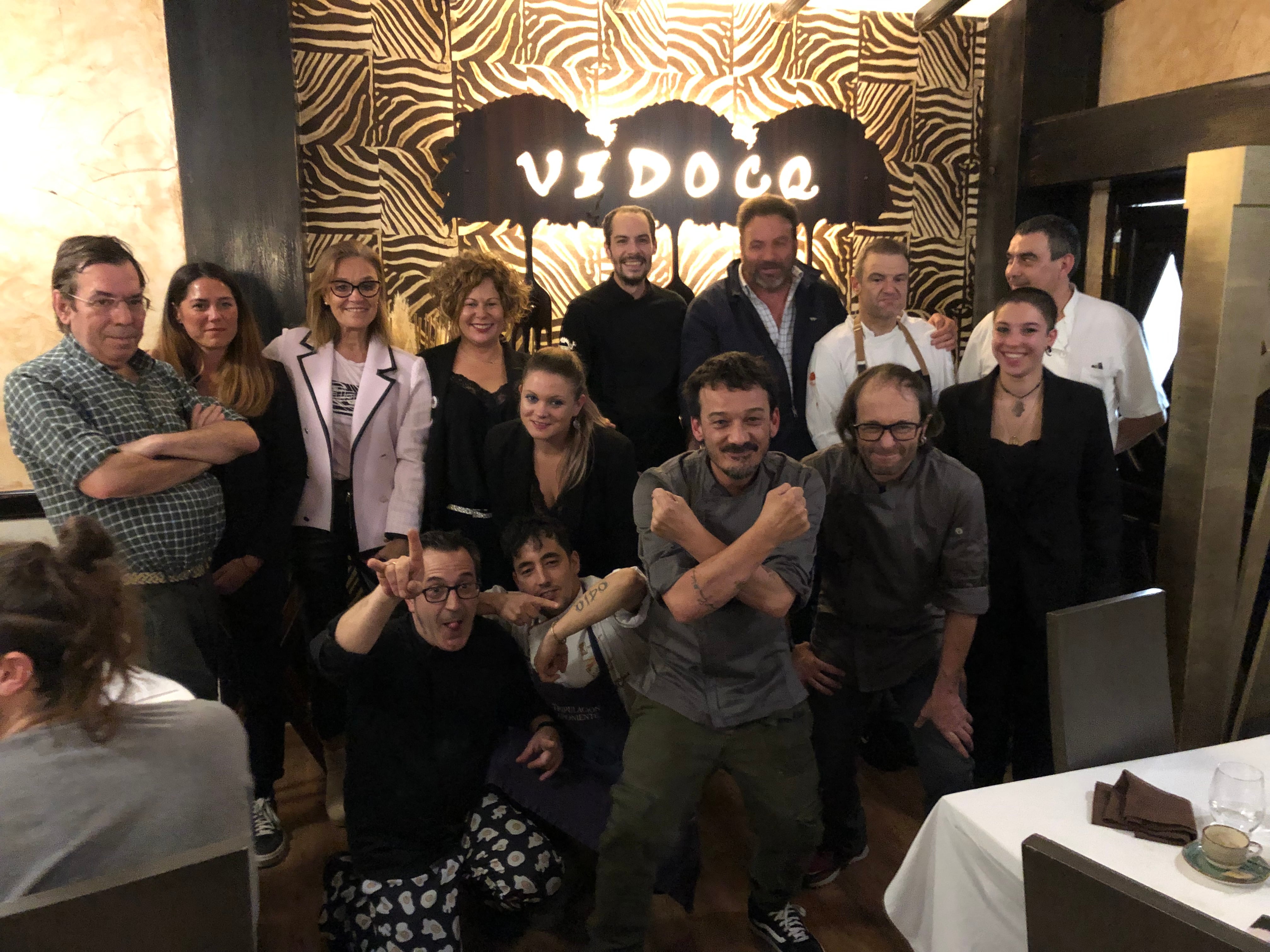 Foto de familia de los participantes en la clausura de los talleres de gastronomía de Huesca en el Restaurante Vidocq, de Formigal. En primer término, con los brazos cruzados, el chef, Diego Herrero