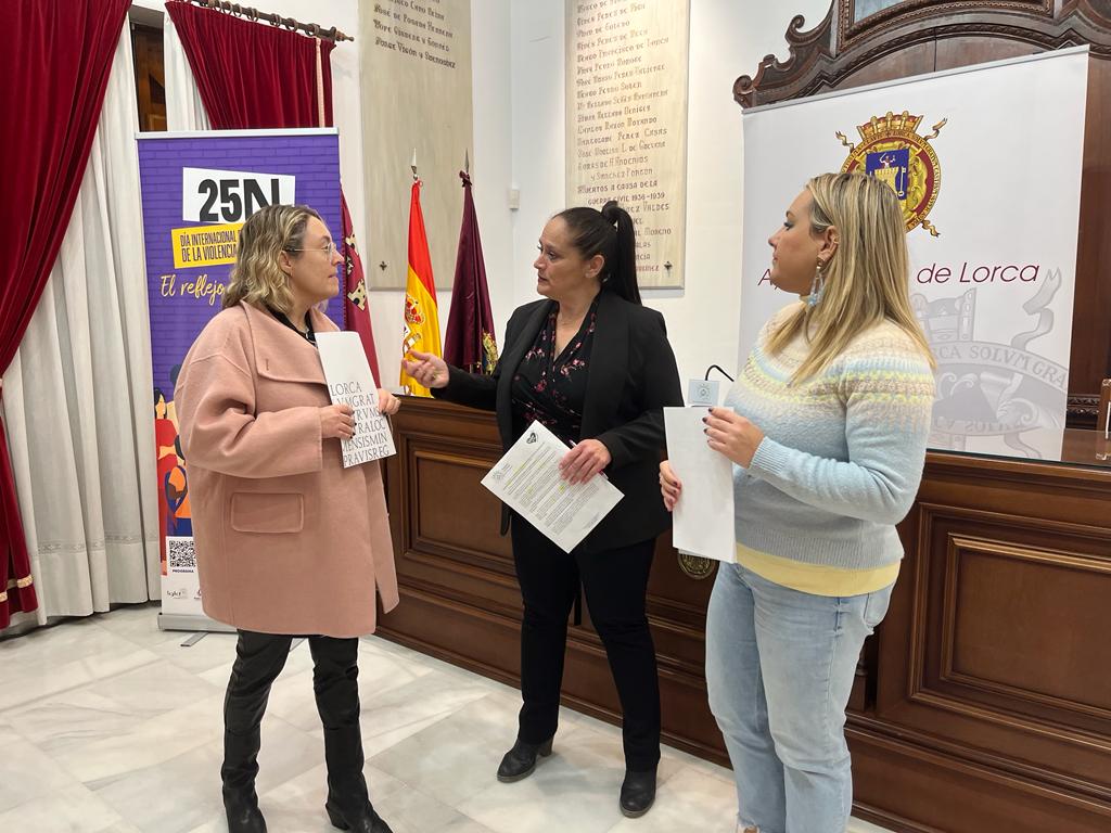 Antonia Pérez, concejala de Igualdad junto a las técnicas de Igualdad