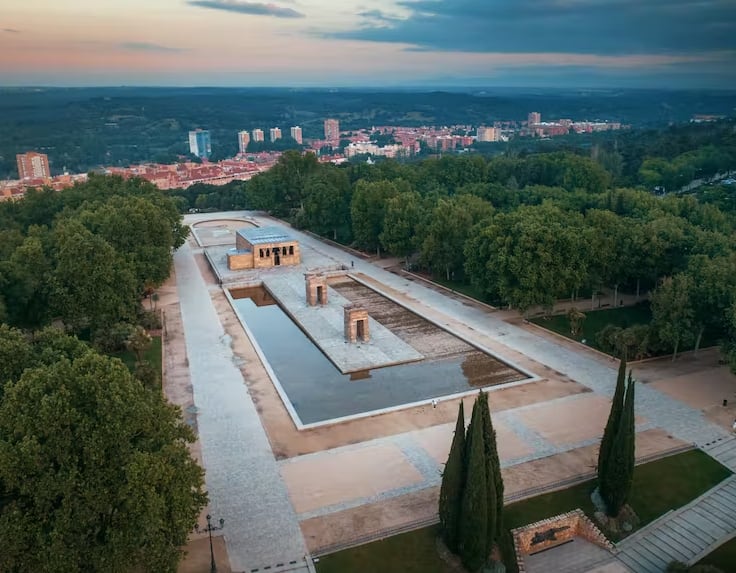 El Templo de Debod, donado por Egipto a España en 1968, fue abierto al público en 1972 en Madrid.