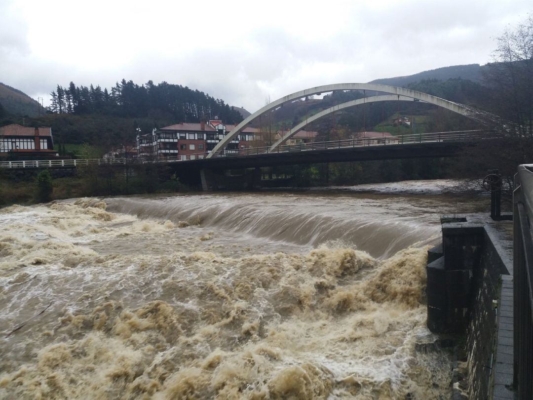 El Kadagua a su paso por Alonsotegi 
 