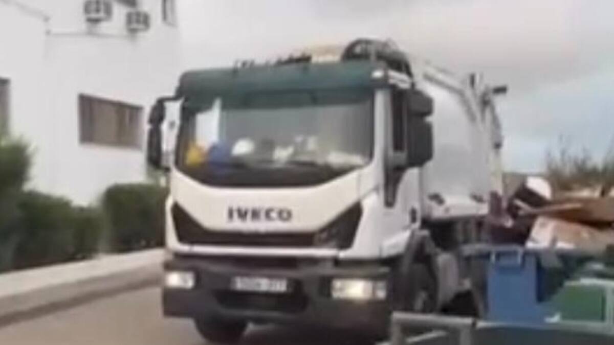 Denuncian que se está recogiendo la basura de hoteles de Playa d'en Bossa: zona afectada por la huelga en Ibiza