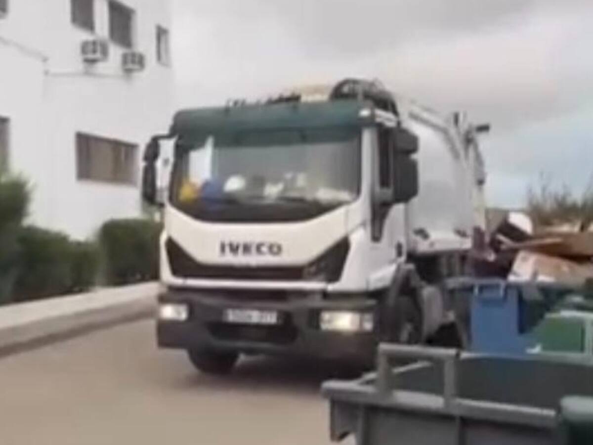 Denuncian que se está recogiendo la basura de hoteles de Playa d'en Bossa: zona afectada por la huelga en Ibiza