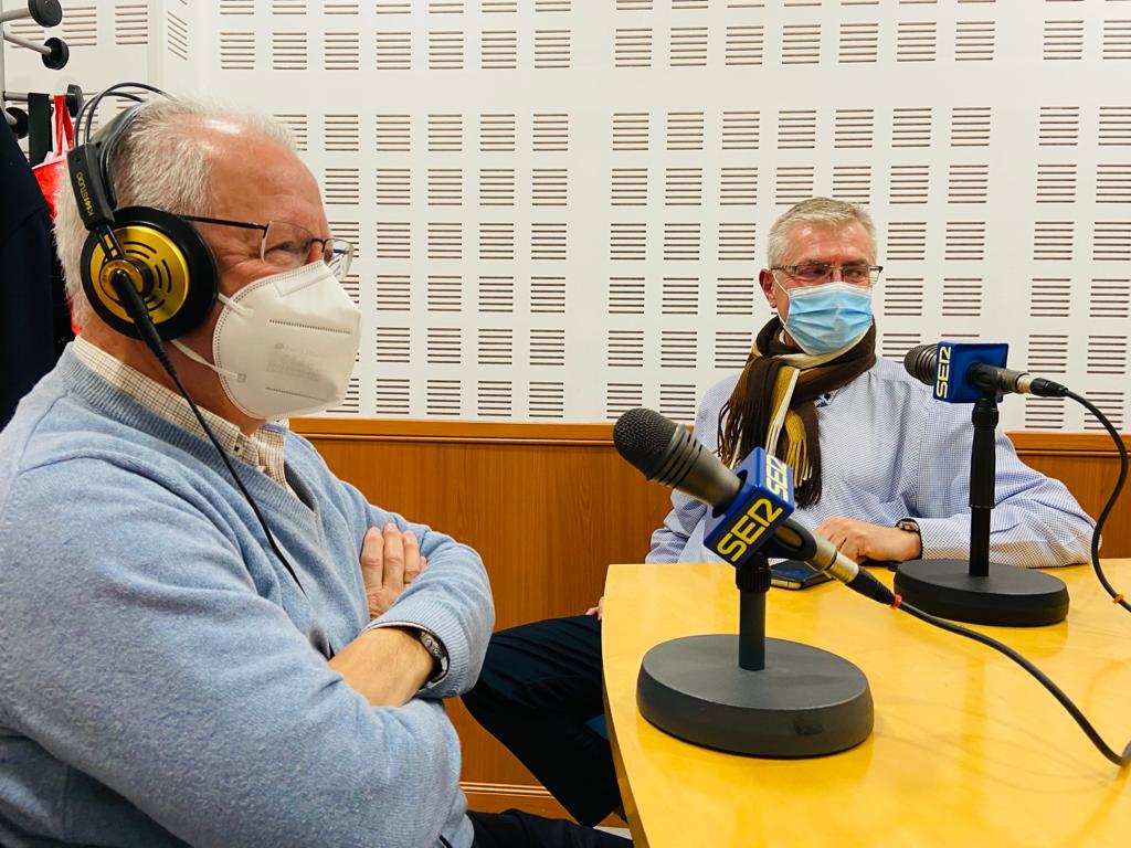 El presidente de ASAENEC, Juan Guijo, junto a Pepe Molina, en Radio Córdoba