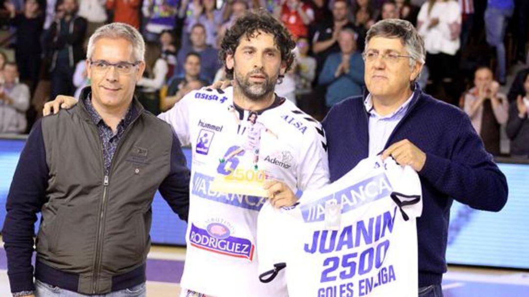 Juanín García y Cayetano Franco, durante uno de los homenajes al ex jugador