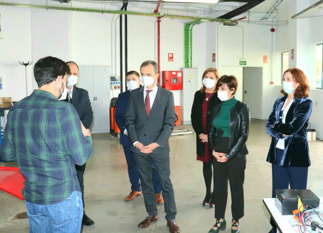 Pedro Duque, Isabel Rodríguez y Rosa Ana Rodríguez en un momento de su visita al Centro Nacional del Hidrógeno de Puertollano