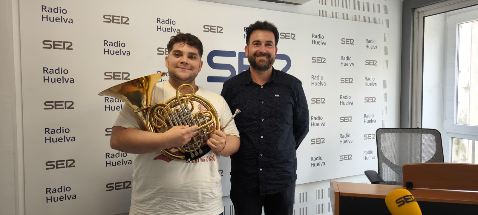 El trompista onubense David González junto al profesor Pablo Cruz