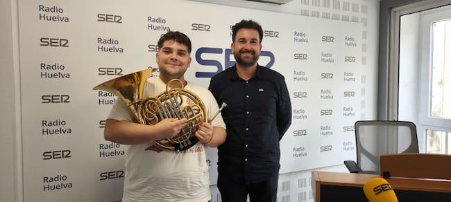 El trompista onubense David González junto al profesor Pablo Cruz