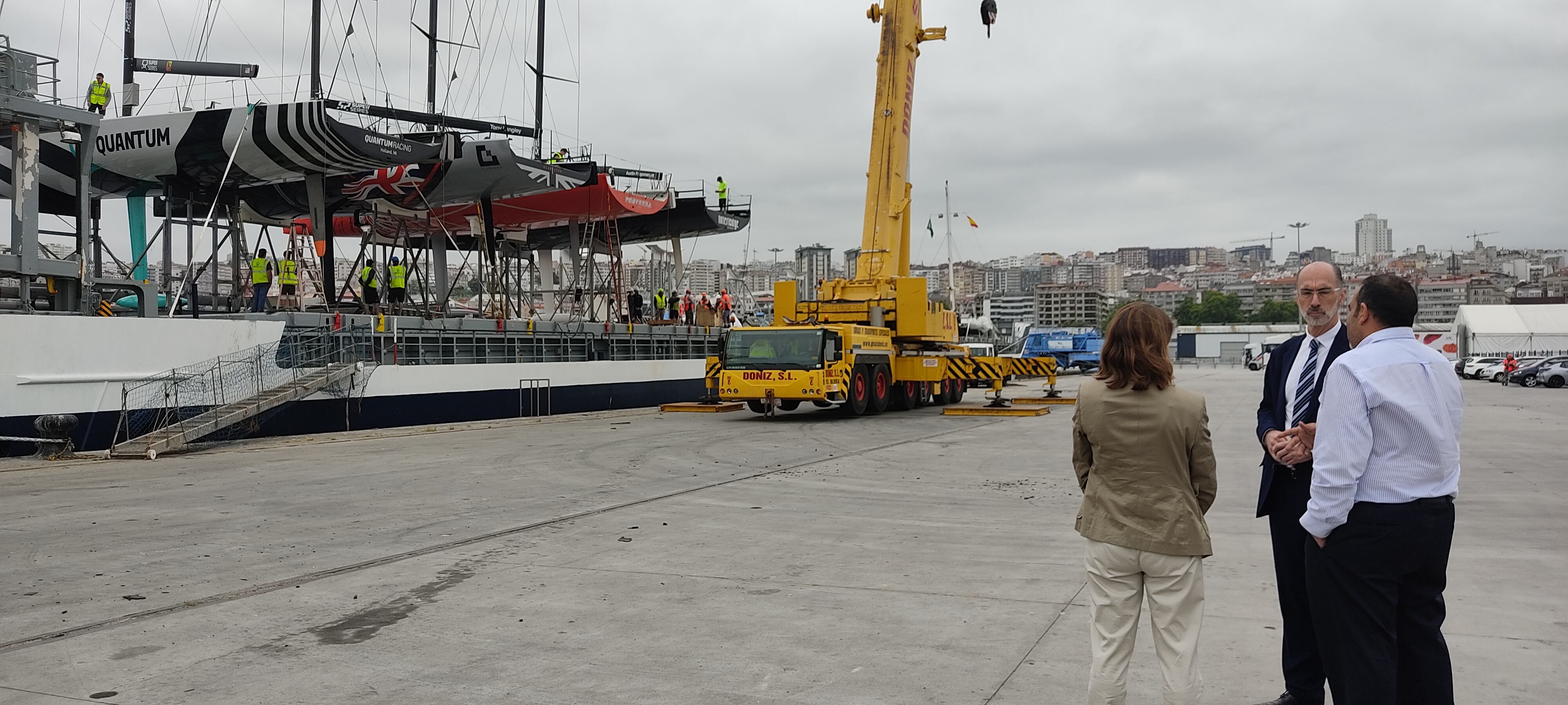 VÁZQUEZ ALMUIÑA SUPERVISA LA OPERATIVA DE DESEMBARQUE DE LOS VELEROS PARTICIPANTES EN LA ABANCA 52 SUPER SERIES BAIONA SAILING WEEK