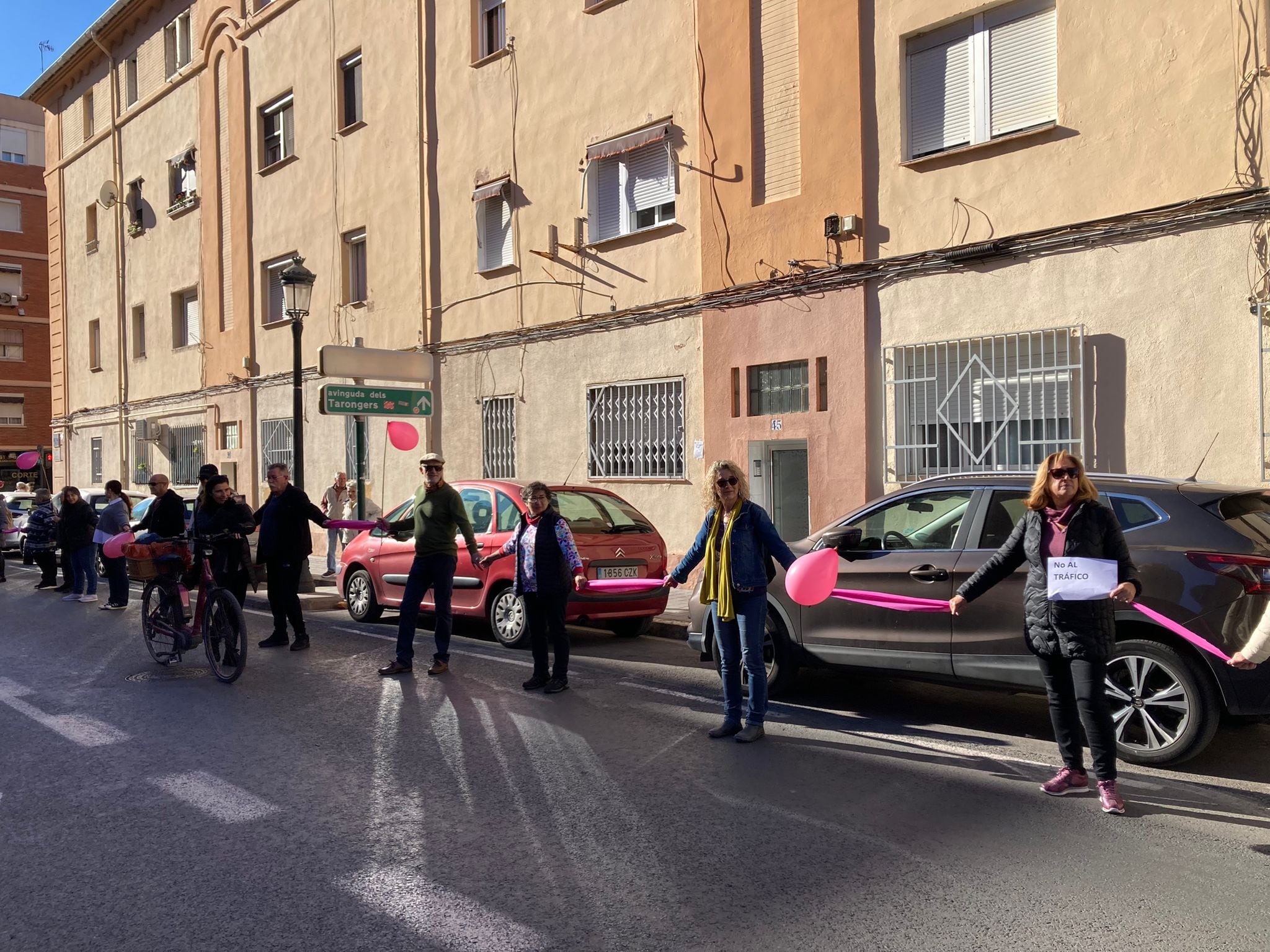 Una cadena humana en la Malvarrosa para reclamar al Ayuntamiento de València &quot;un barrio habitable y sin droga&quot;