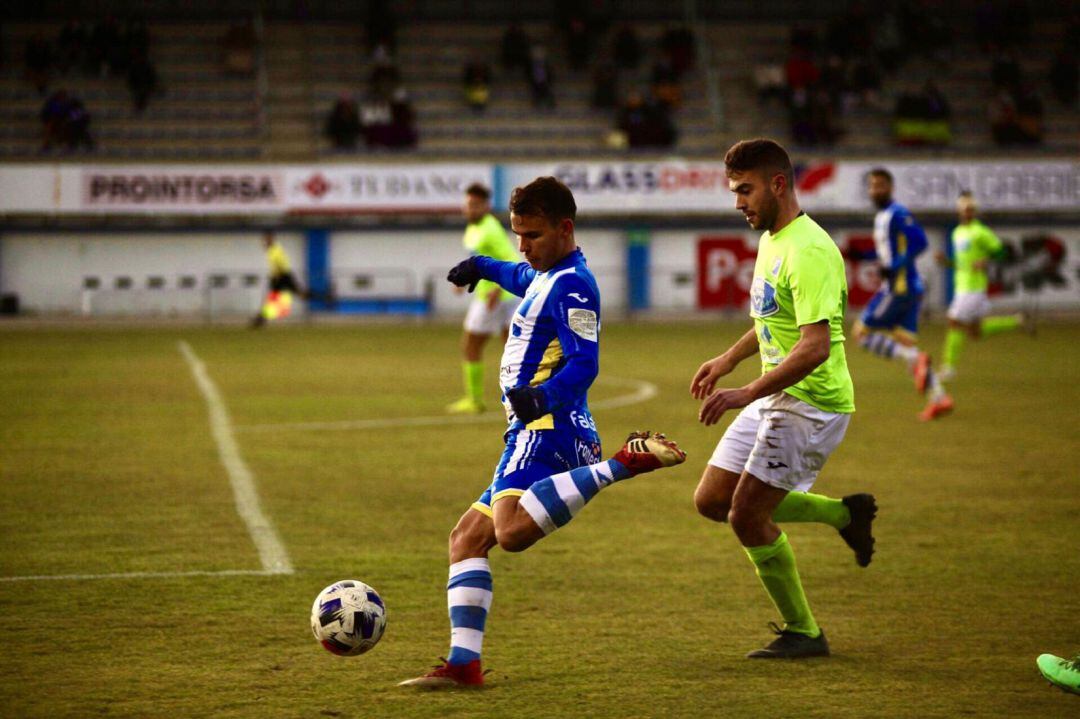 Álex Mozo intentan un centro al área ante el Almazán.