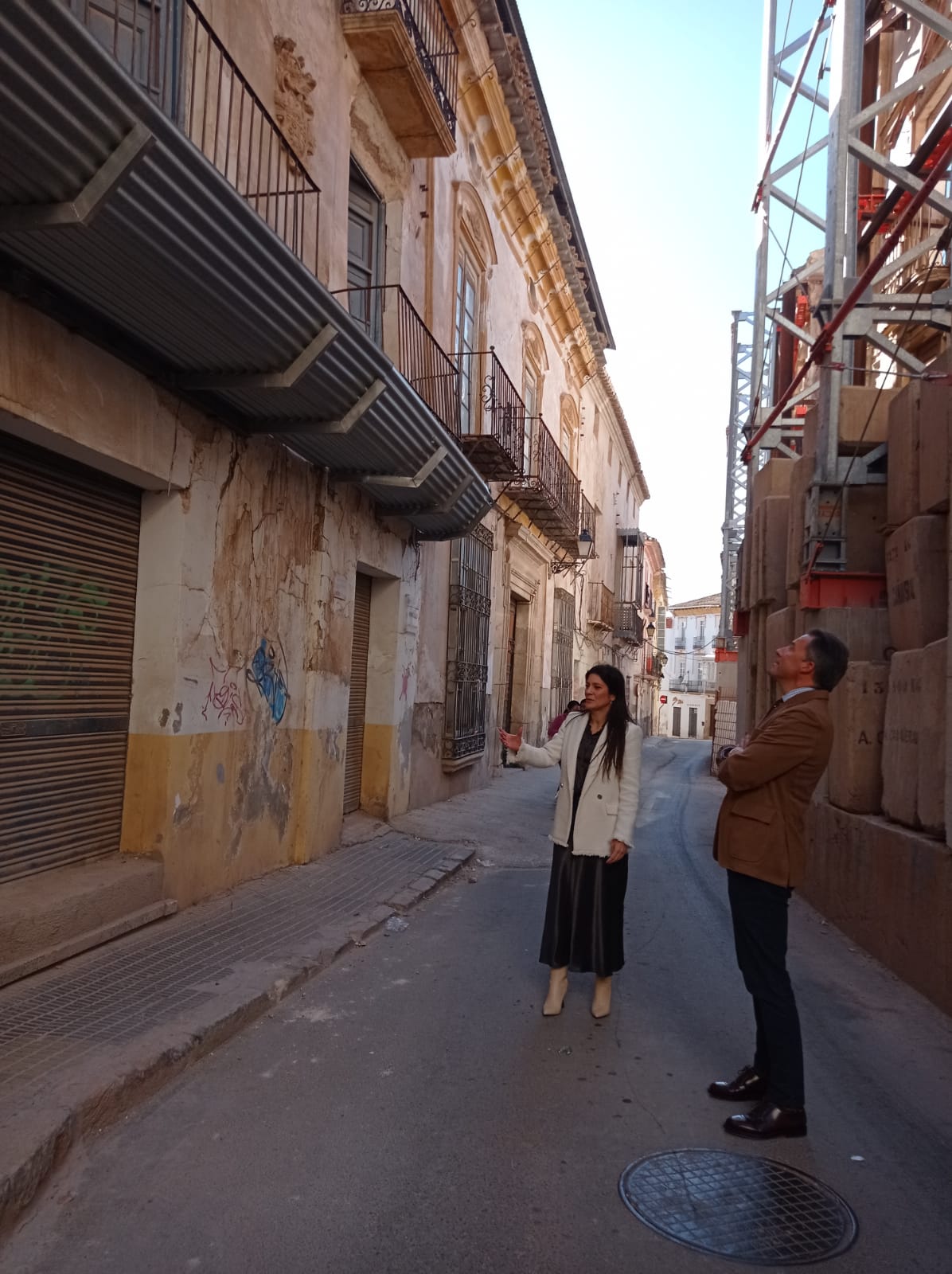 El alcalde de Lorca, Fulgencio Gil, junto a la edil de Urbanismo, María Hernández en la calle Selgas