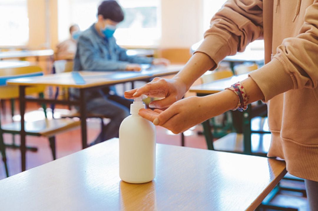 Uso de gel hidroalcohólico en un aula