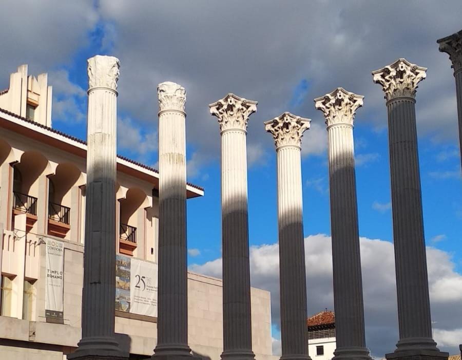 Ayuntamiento de Córdoba junto al Templo de Claudio Marcelo