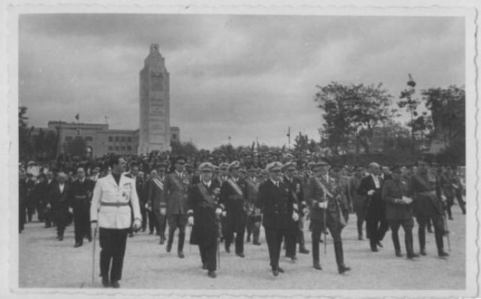 El dictador Franco, durante la inauguración del monolito de Sa Feixina, en Palma.