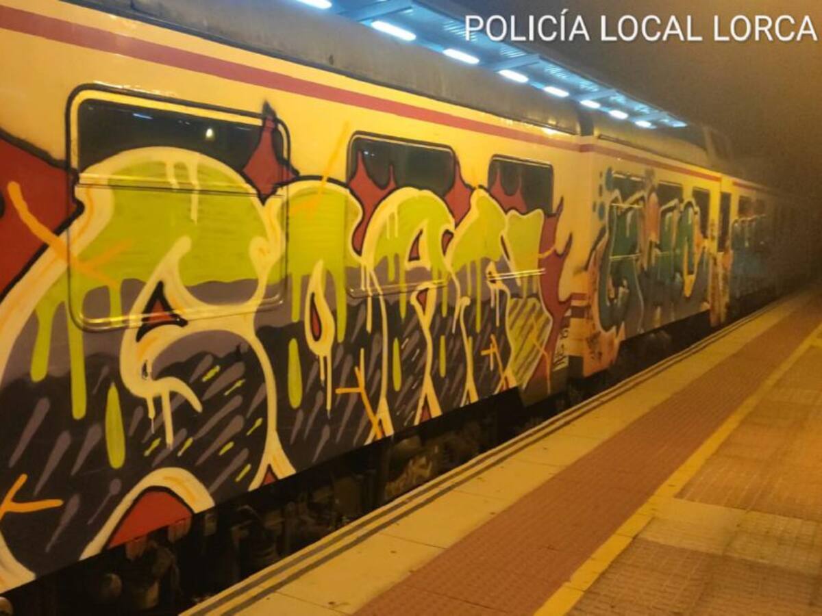 Identifican a cuatro jóvenes por realizar pintadas en el Cercanías en la estación de Lorca