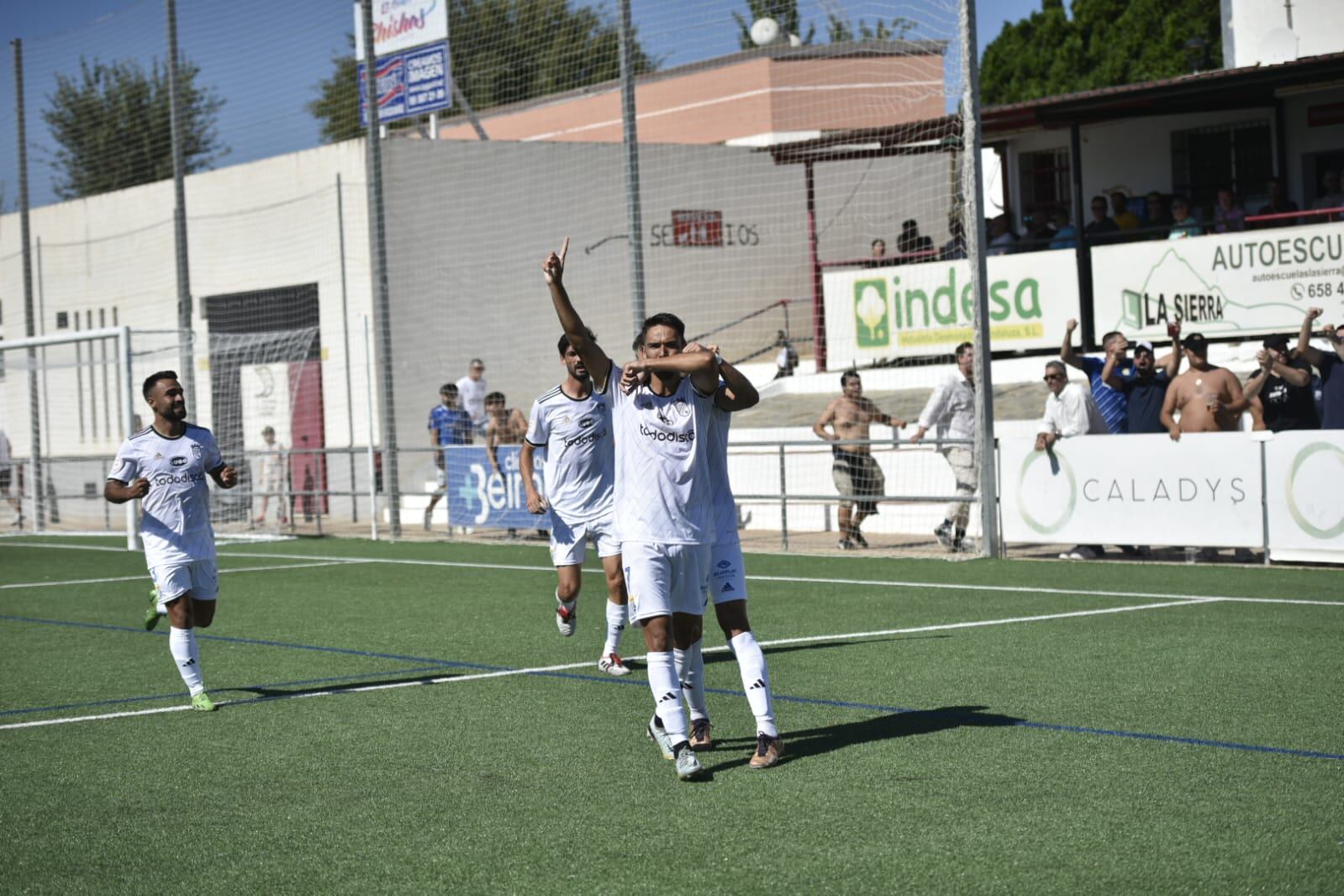 Diego Domínguez celebra el primero de sus goles ante el Cabecense