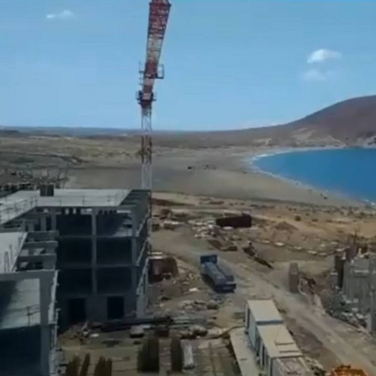 "La Tejita no nos la quitan, el hotel es ilegal y lo paramos con nuestras manitas"