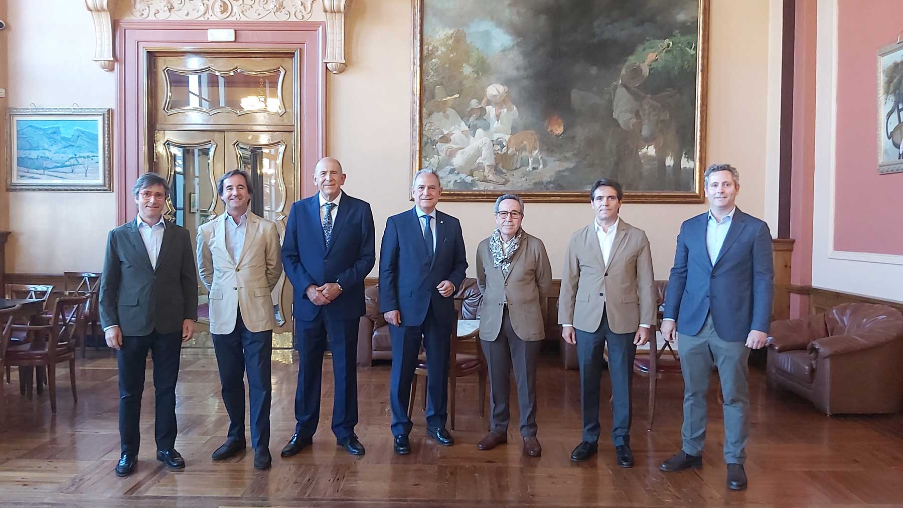 Cuatro de los hermanos Alberola, acompañando a su padre, Alfredo, al presidente del Círculo Industrial, Indalecio Carbonell, y al moderador de la conferencia, Rafael Valls, en el Salón Largo