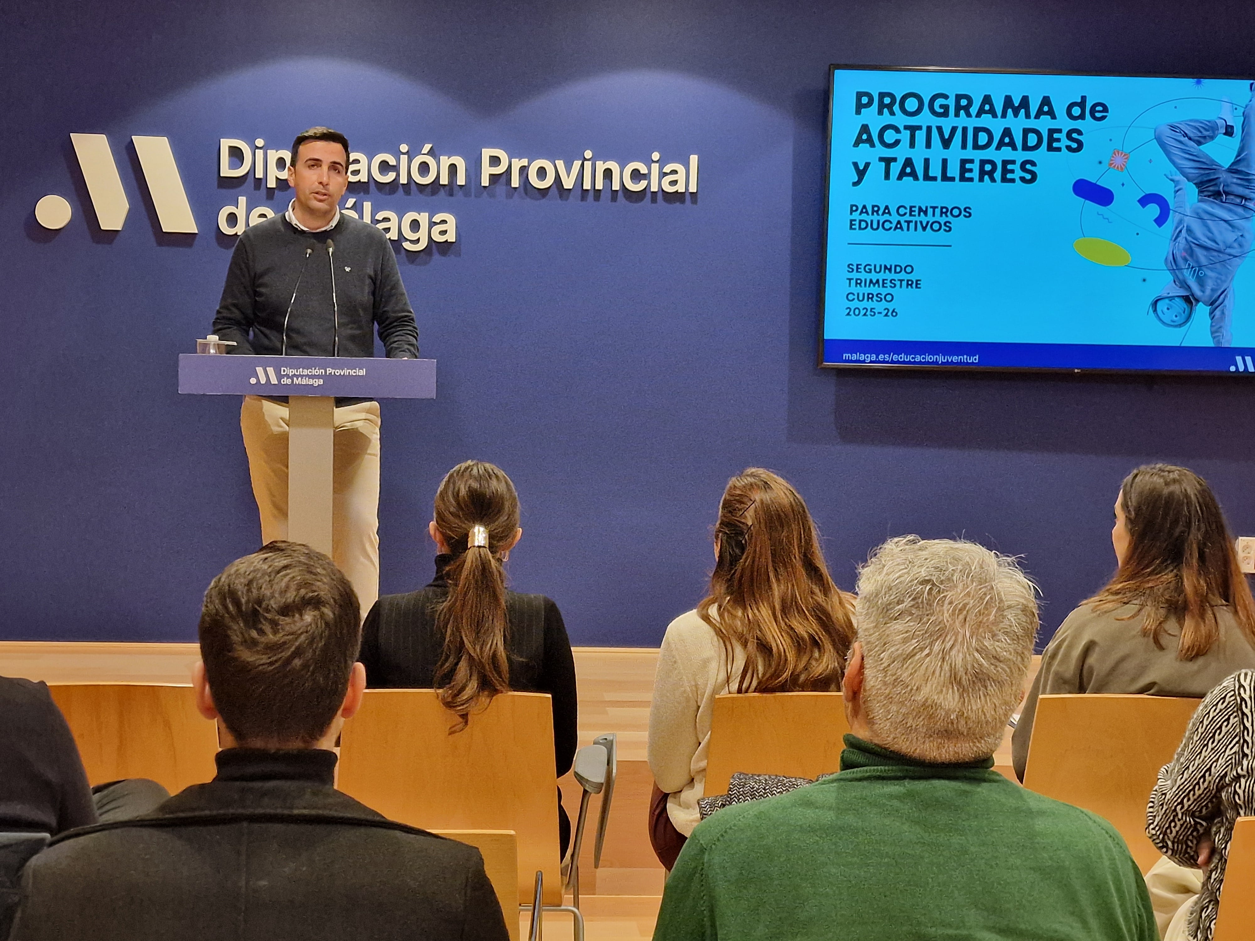 José Santaolalla ha indicado que se realizarán diez talleres sobre diferentes temáticas, que se irán repitiendo en distintos centros docentes