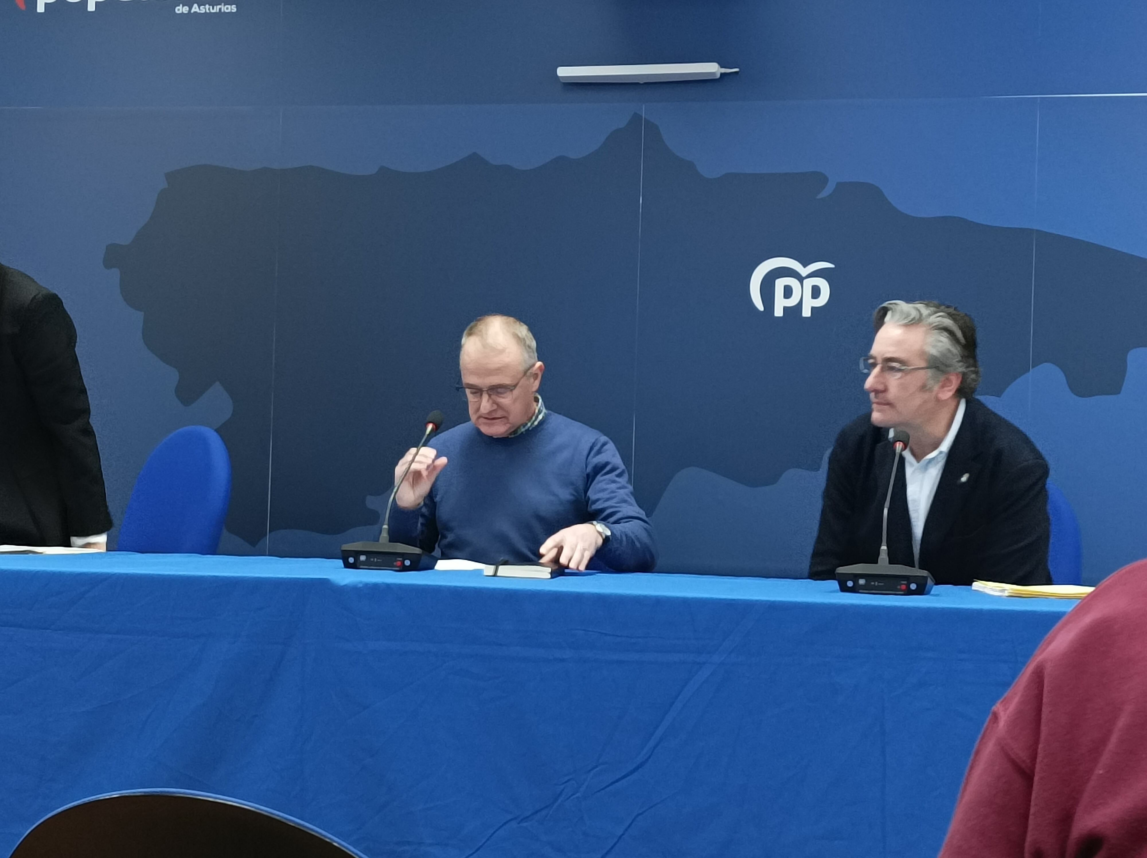 Diego Canga (izq.) junto al portavoz adjunto del PP, Pablo González, esta mañana
