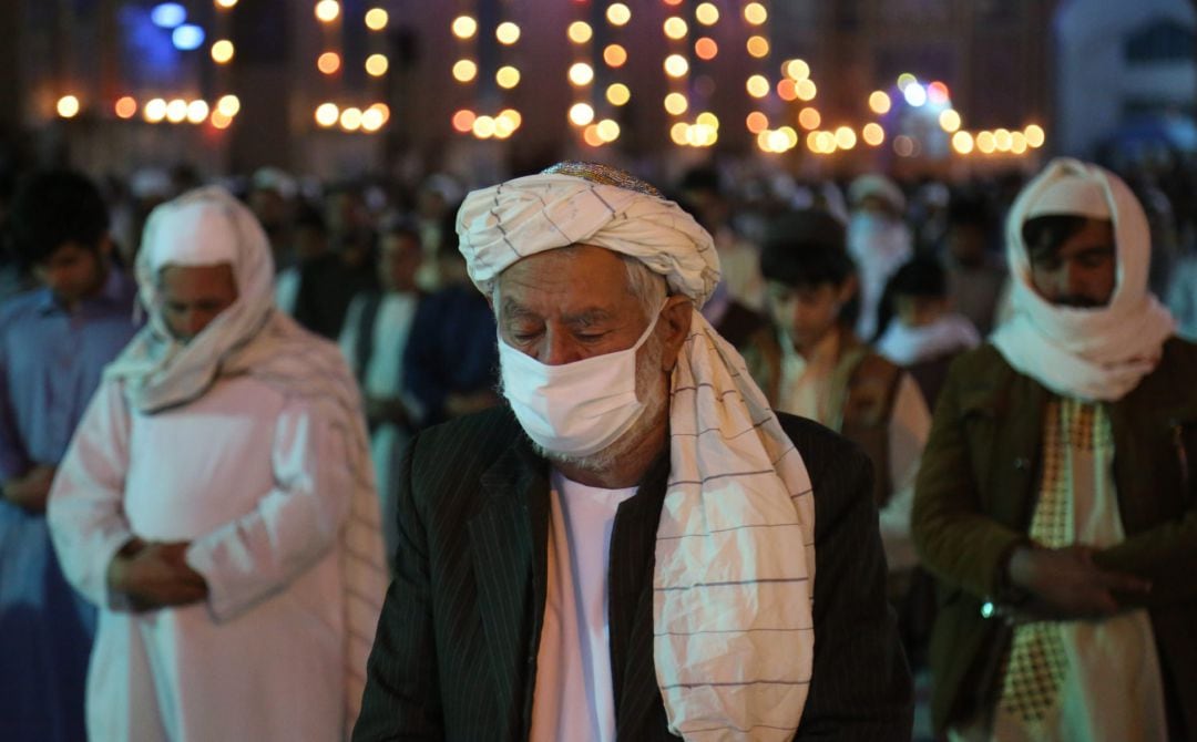 Afganos rezan en Herat (Afganistán) durante la pandemia de coronavirus.