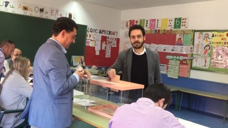 Fran Casamayor, votando en la mesa que preside su padre