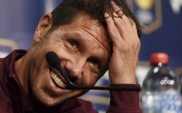 Simeone sonríe durante la rueda de prensa en el Melbourne Rectangular Stadium