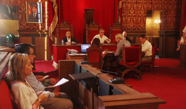 Els regidors de l'Ajuntament de Tarragona durant el ple extraordinari d'urgència que s'ha celebrat aquest divendres