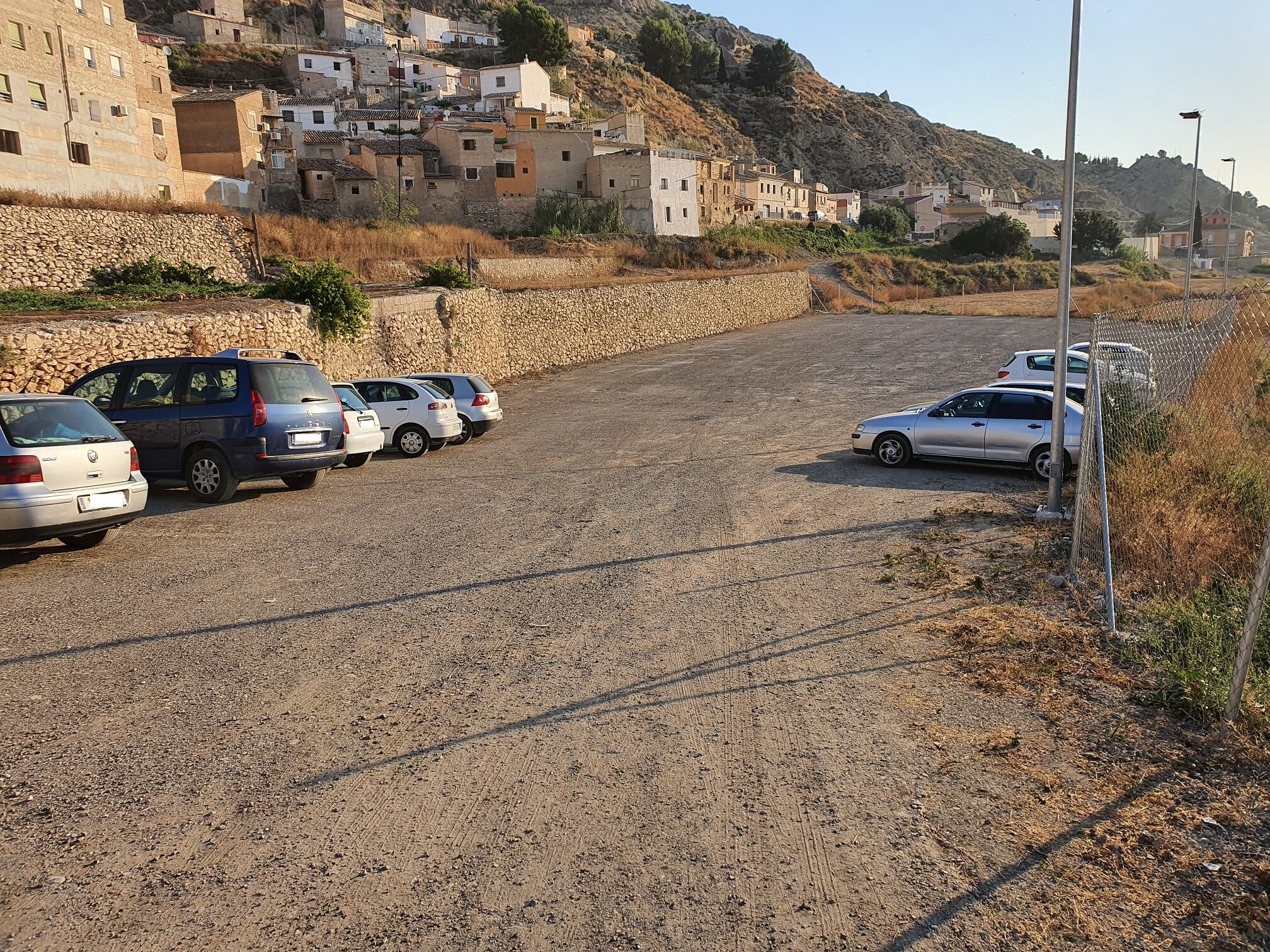 Nuevo aparcamiento público en el barrio de La Fuensanta, concretamente en la zona norte de la Calle Postigos. Está diseñado para albergar 100 vehículos y forma parte del proyecto KAIRÓS. Ayto. de Mula