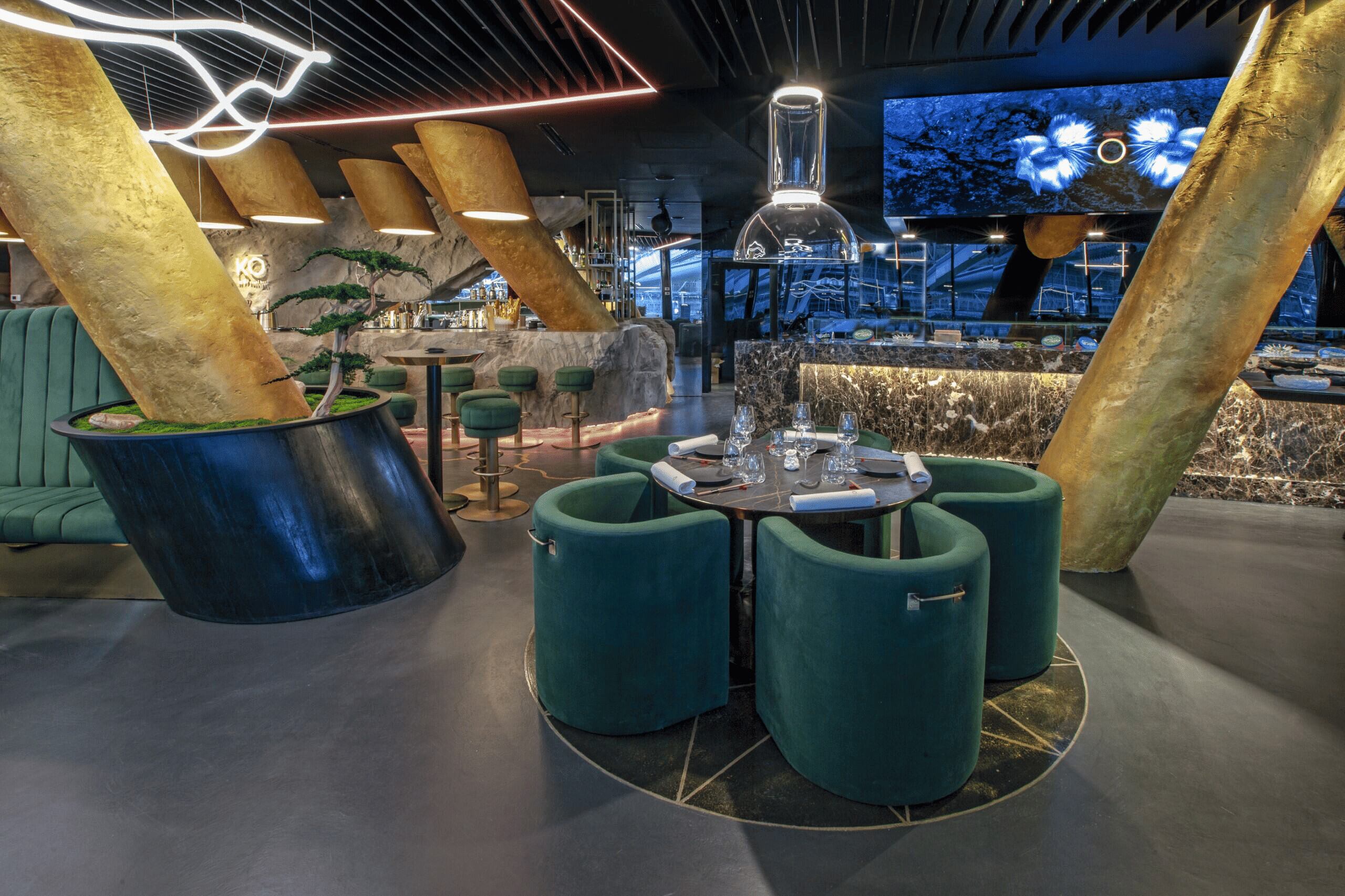 Las columnas del estadio se han integrado dentro de KO by 99 Sushi Bar