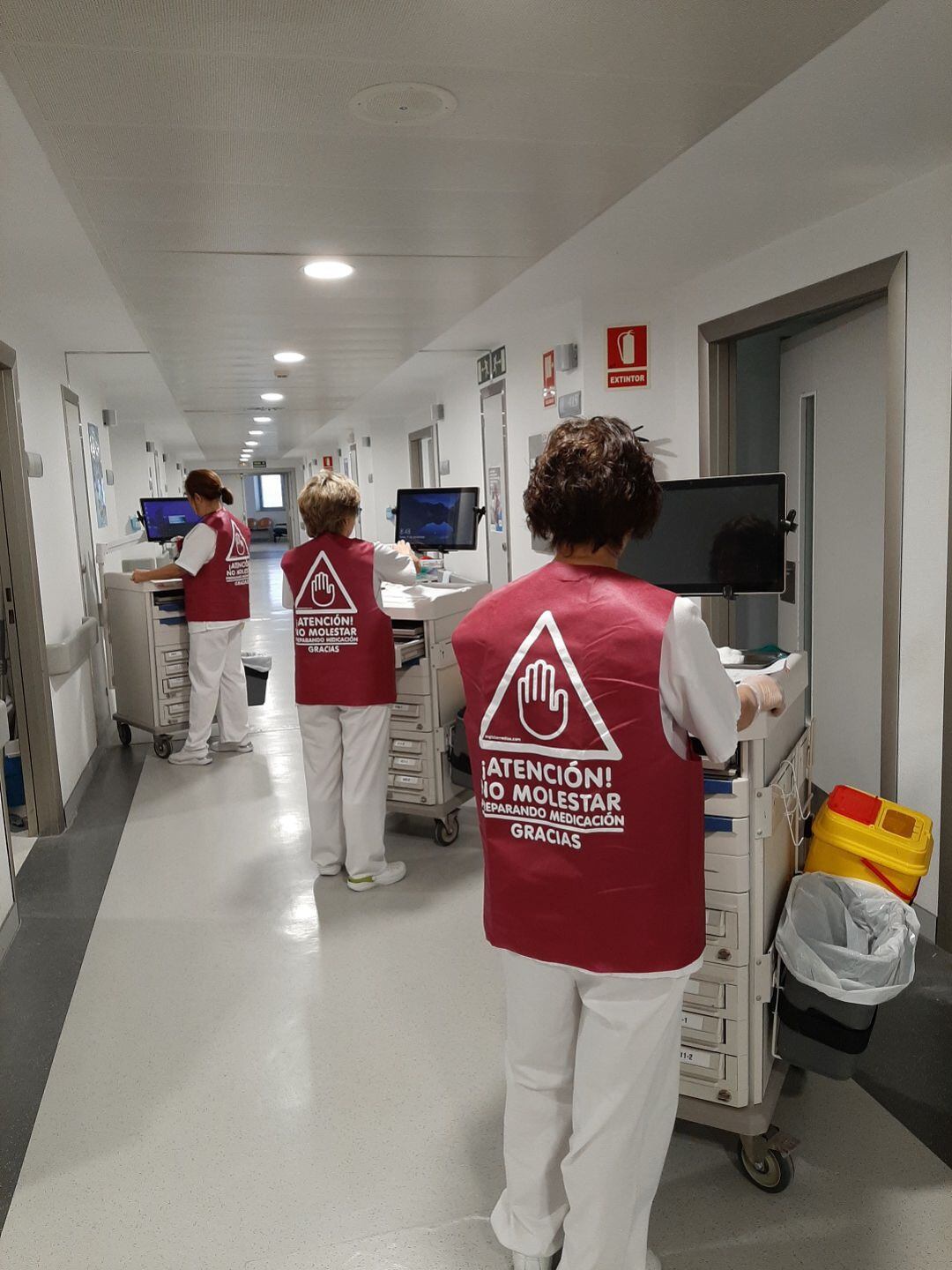 Enfermeras con el chaleco que reclama no molestarlas mientras desempeñan su función